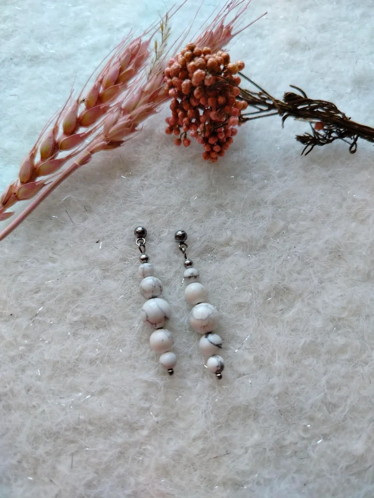 Boucles d’oreilles howlite blanche – acier inoxydable – élégantes – bijou femme